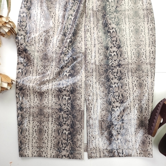 New Express Poly Spandex Snakeskin Embossed Skirt Size S - Picture 4 of 11